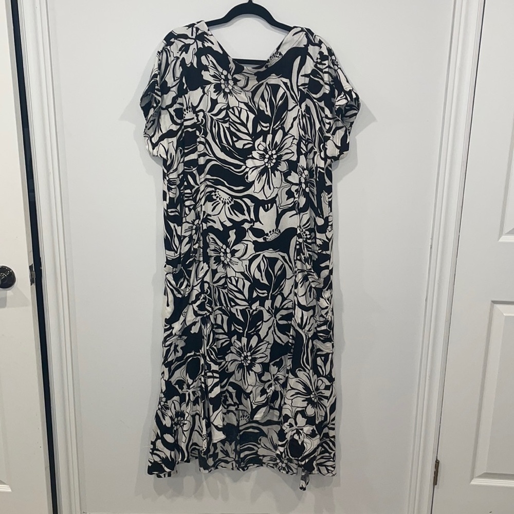 Free People black/white floral dress with low back and side pockets. Size medium